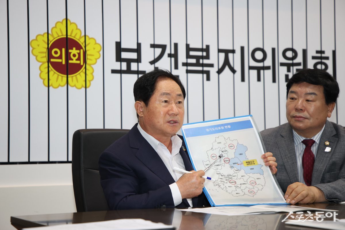 주광덕 시장(윈쪽)이 이병길 도의원과 24일 경기도의회를 방문해 현황을 설명하고 있다. 사진제공ㅣ남양주시