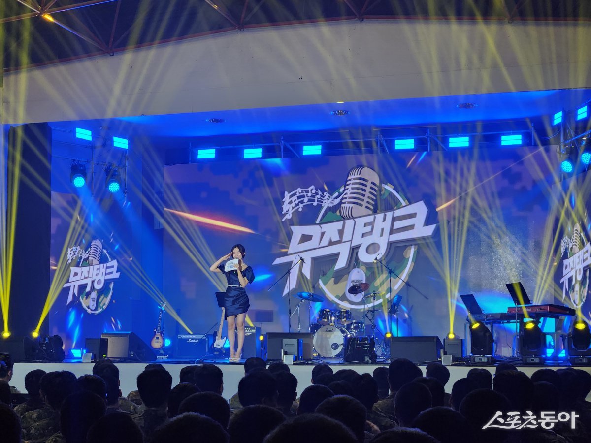 24일 수도기계화보병사단 연병장에서 ‘2024 군장병 위문공연’을 개최하고 있다. 사진제공ㅣ경기도북부청