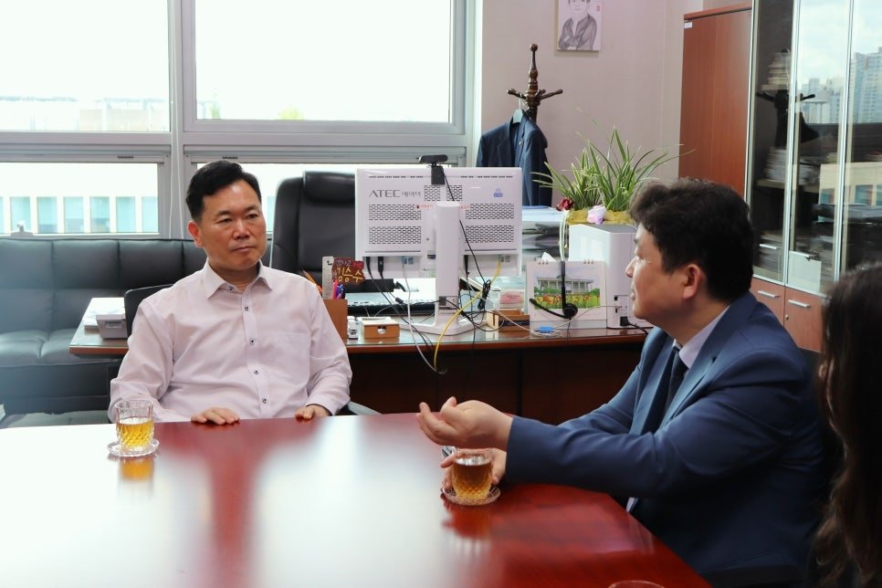 김승수 의원(왼쪽)이 박기태 반크 단장의 AI와 한국 바로 알리기 전략에 관한 설명을 경청하고 있다.