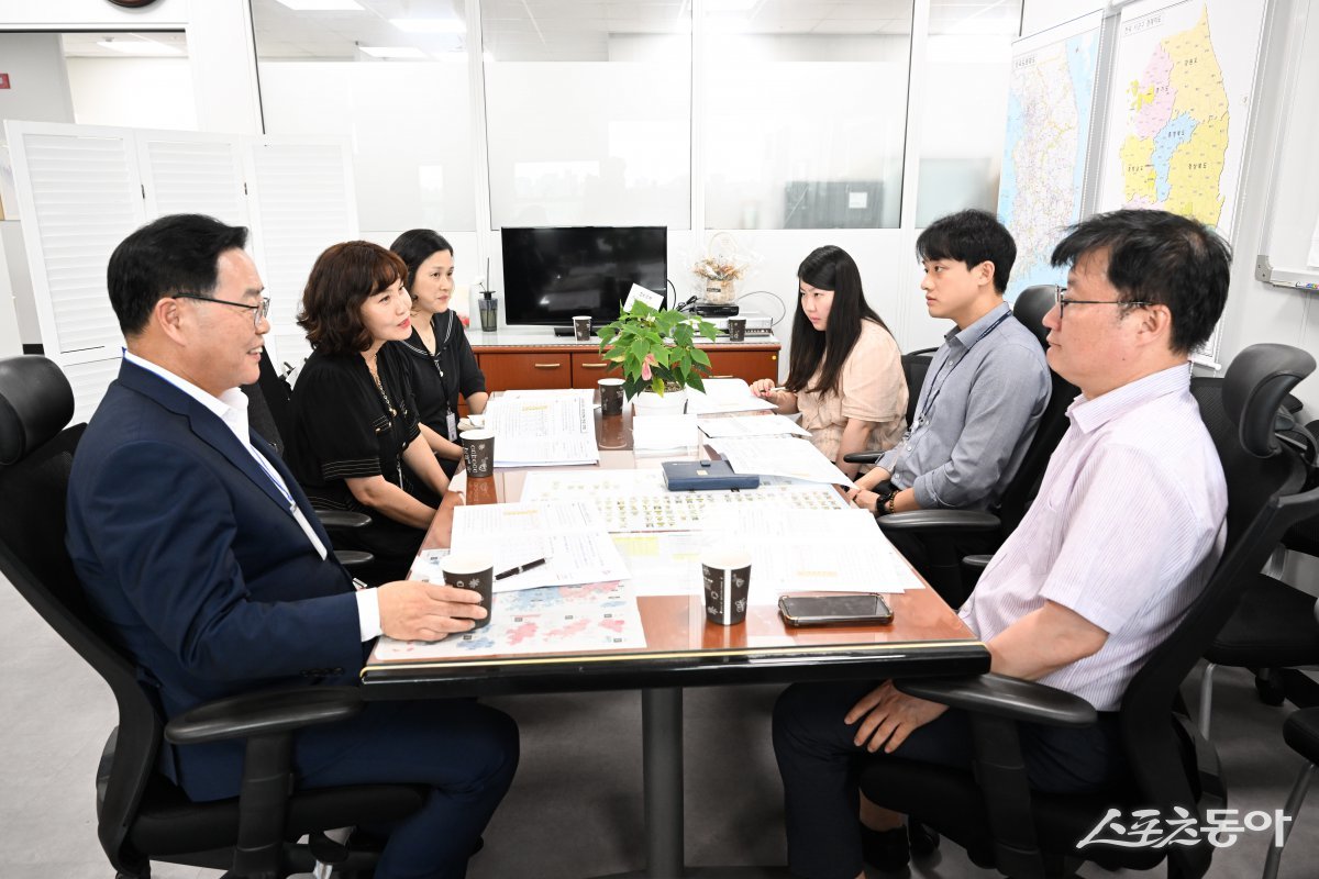 강수현 양주시장(윈쪽)이 25일  ‘행정안전부 자치분권제도과’를 방문해 시의 기준 인력 증원과 기준 인건비 증액을 건의하고 있다. 사진제공ㅣ양주시