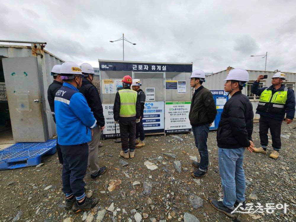 부산항만공사가 건설 현장 근로자의 심리상태를 분석해 안전사고를 예방하는 시스템을 도입한 모습. (사진제공=부산항만공사)