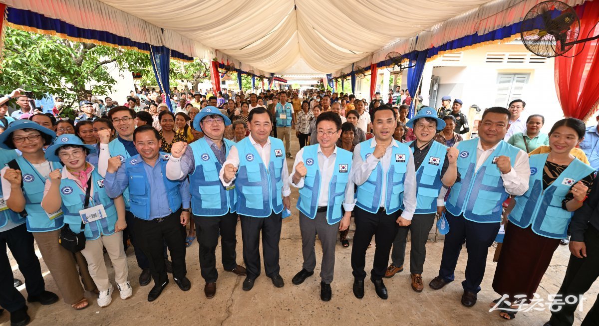 이철우 경북도지사가 캅퐁톰주립병원에서봉사활동을 펼치고 있는 경북의료봉사단을 격려하고 기념촬영을 하고 있다./사진=경북도