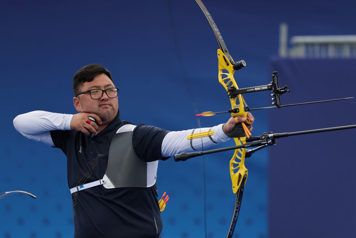 남자양궁대표팀 김우진이 24일(한국시간) 파리 레쟁발리드 특별 사로에서 활시위를 당기고 있다. 파리|뉴시스