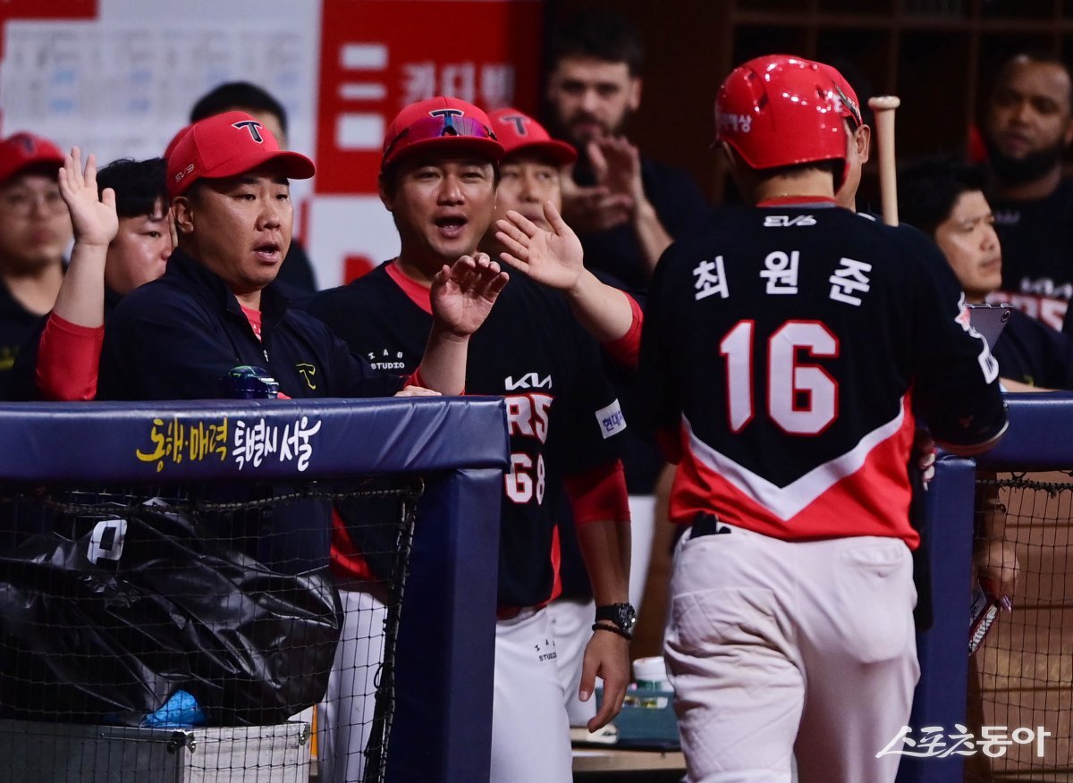 KIA 최원준이 28일 고척 키움전 8회초 2사 1루서 2-3으로 따라붙는 우월 2점홈런을 날린 뒤 덕아웃으로 돌아와 이범호 감독의 축하를 받고 있다. 고척|주현희 기자 teth1147@donga.com