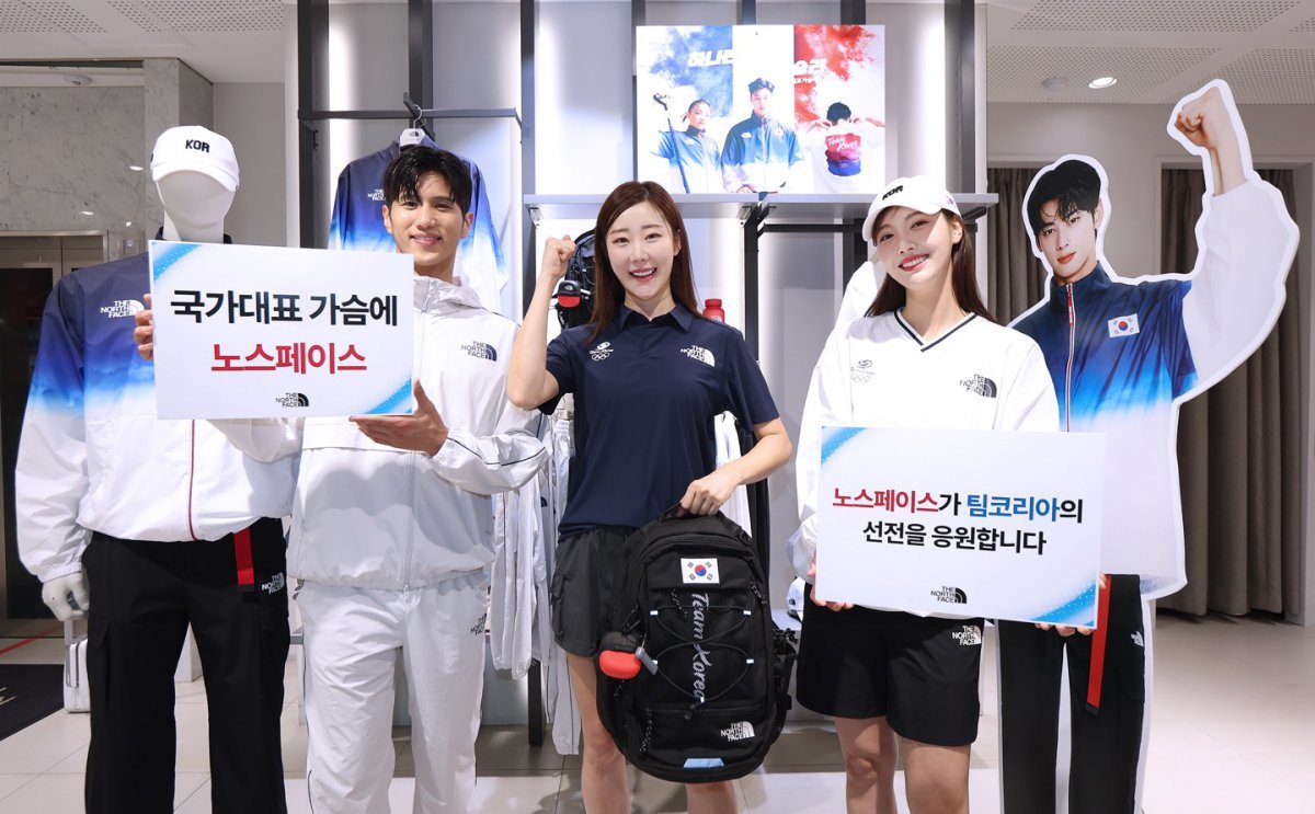 노스페이스 명동점에서 ‘팀코리아 레플리카 컬렉션’을 소개하고 있는 모델들