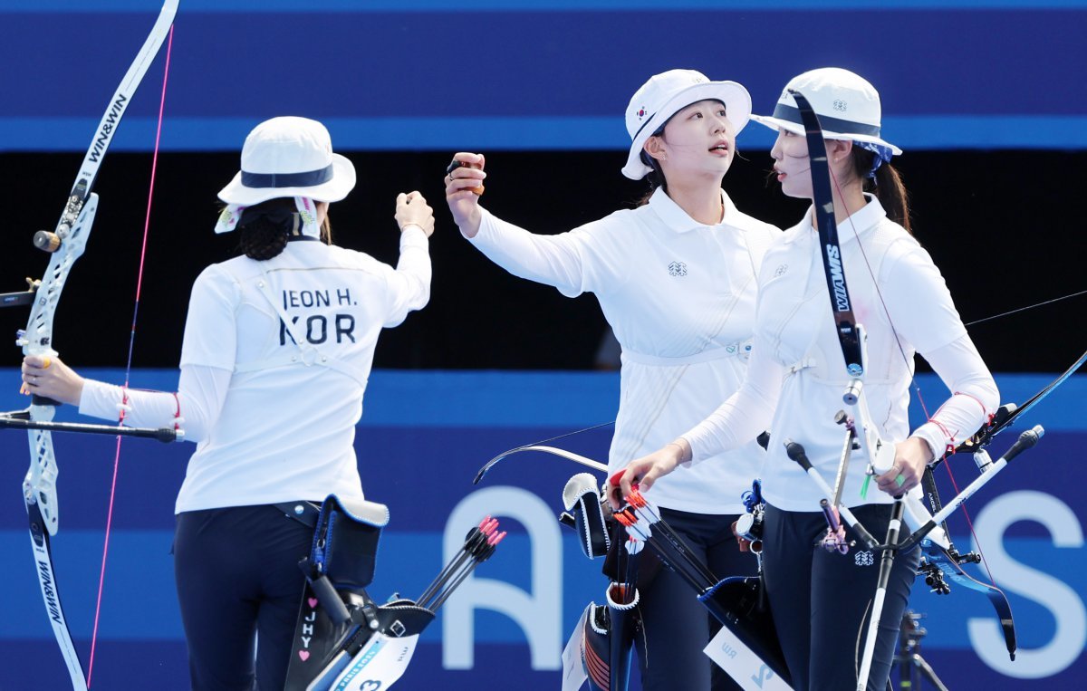 전훈영, 임시현, 남수현(왼쪽부터)이 29일(한국시간) 레쟁발리드양궁장에서 열린 대만과 2024파리올림픽 양궁 여자단체전 8강전 도중 서로를 격려하고 있다. 파리｜뉴시스
