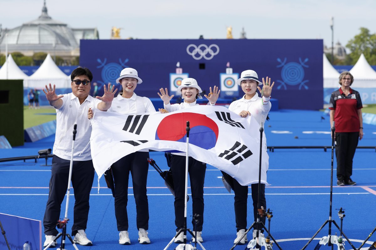 29일(한국시간) 레쟁발리드양궁장에서 열린 2024파리올림픽 양궁 여자단체전 결승에서 중국을 꺾고 금메달을 차지한 뒤 기뻐하는 여자양궁대표팀 양창훈 감독, 임시현, 전훈영, 남수현(왼쪽부터). 파리|뉴시스