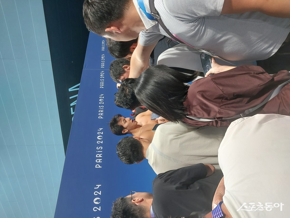 마쓰모토 가쓰히로(가운데)는 29일(한국시간) 라데팡스아레나에서 벌어진 남자 자유형 200m 준결선에서 1·2조 합산 결과 전체 16명 중 8위에 오르며 결선행 막차를 탔다. 9위 황선우의 충격적 탈락과 대조적으로 깜짝 결선 진출을 이룬 그를 향한 취재진의 관심이 매우 컸다. 파리|권재민 기자 jmart220@donga.com