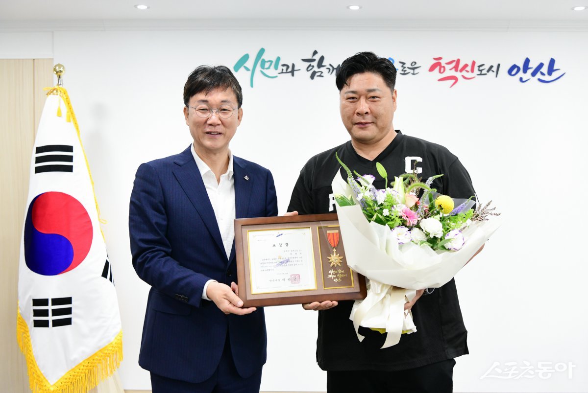 안산시  이민근 시장 , 심폐소생술로 생명 구한 시민에 모범 시민 표창 수여/안산시 제공
