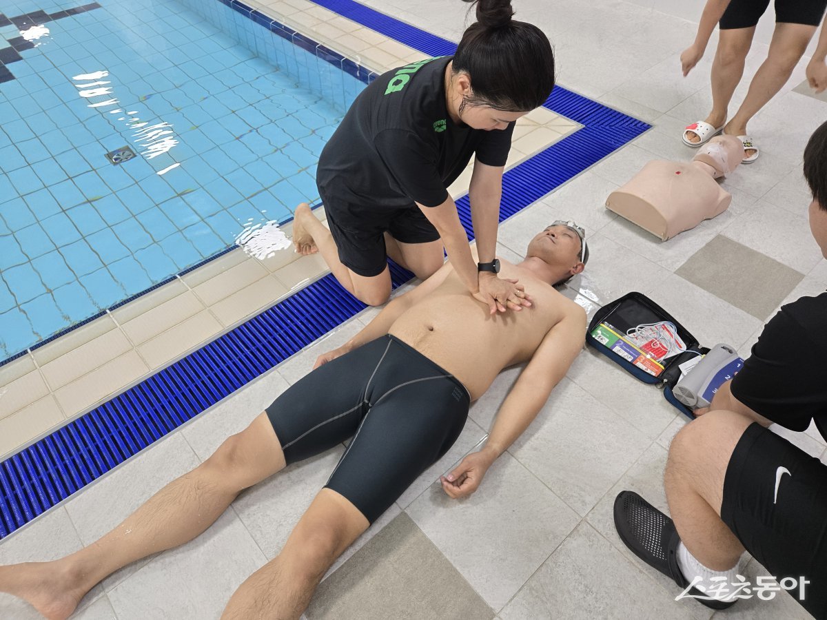 울산시설공단이 지난 26일 동천국민체육센터에서 수영장 익수사고 대응훈련을 실시한 가운데 한 안전요원이 응급처치를 하고 있다. (사진제공=울산시설공단)