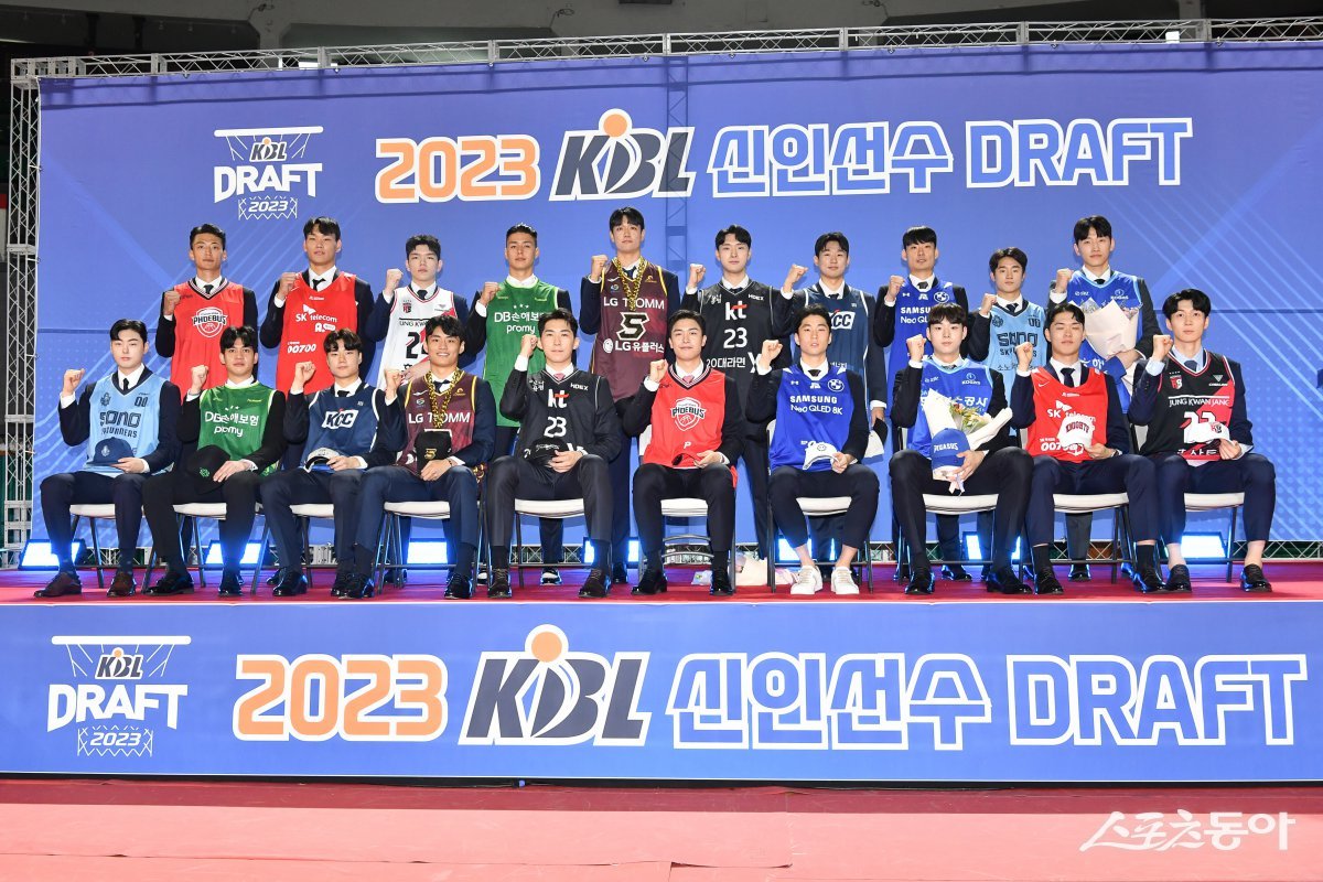 KBL이 2024 KBL 신인선수 드래프트를 11월 15일에 개최한다. 사진은 지난해 열린 신인드래프트에서 선발된 선수들. 사진제공｜KBL