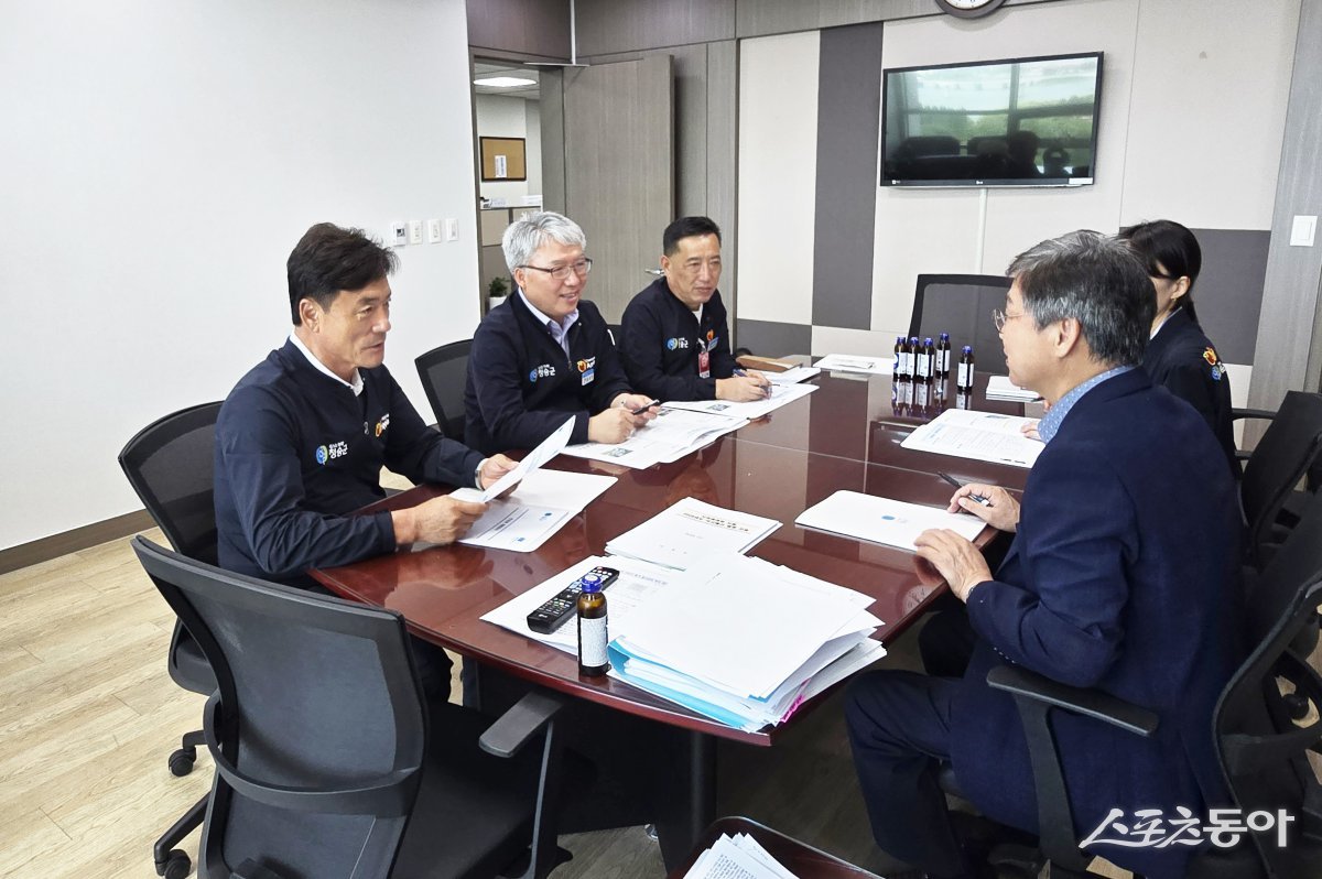 윤경희 청송군수가 박형수 국회의원실을 방문해 내년도 주요 현안사업에 대해 설명하고 있다./사진=청송군