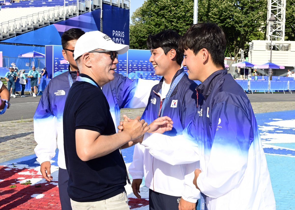 현대차그룹 정의선 회장(왼쪽 둘째)이 지난 29일(현지시간) 파리 대회 남자양궁 단체전에서 금메달을 딴 국가대표 김제덕(오른쪽) 선수와 손을 맞잡고 축하하고 있다. 사진제공 ｜대한양궁협회