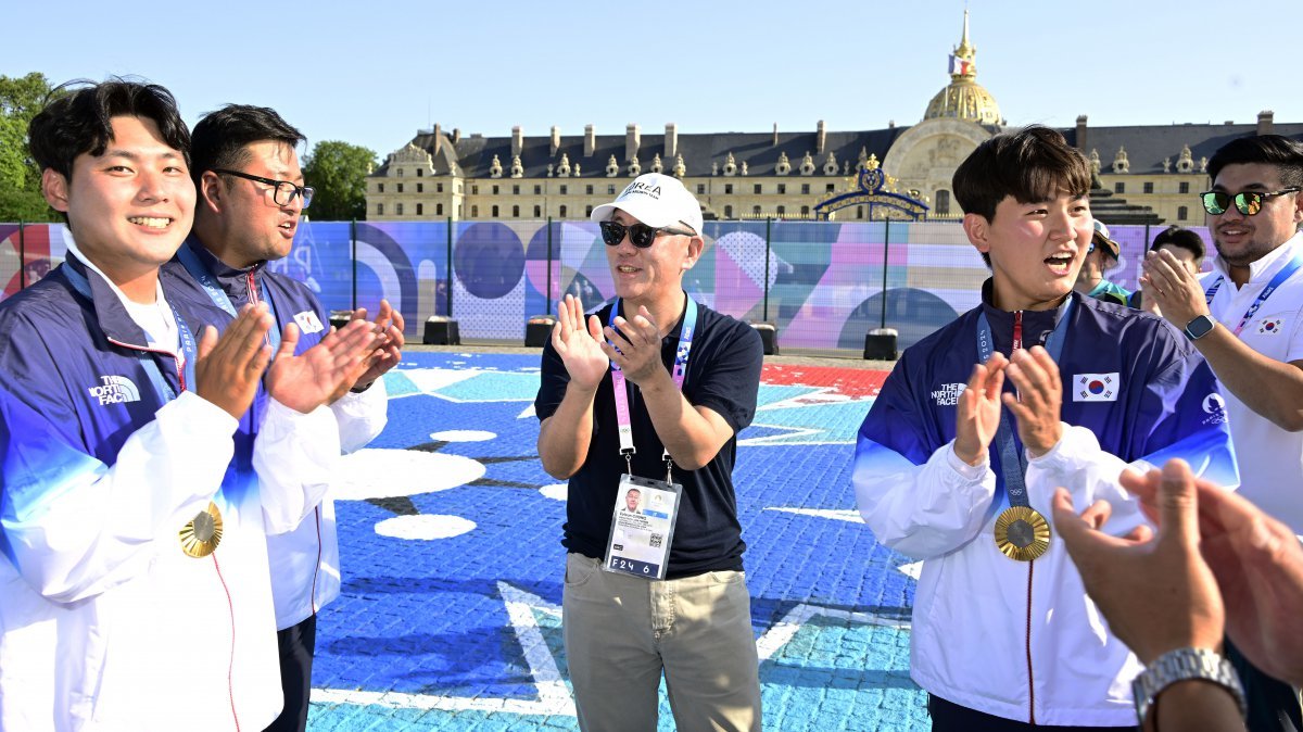 현대차그룹 정의선 회장(가운데)이 대한민국 양궁 국가대표(김우진·이우석·김제덕) 선수들과 함께 박수를 치며 서로 축하하고 있다. 사진제공 ｜대한양궁협회