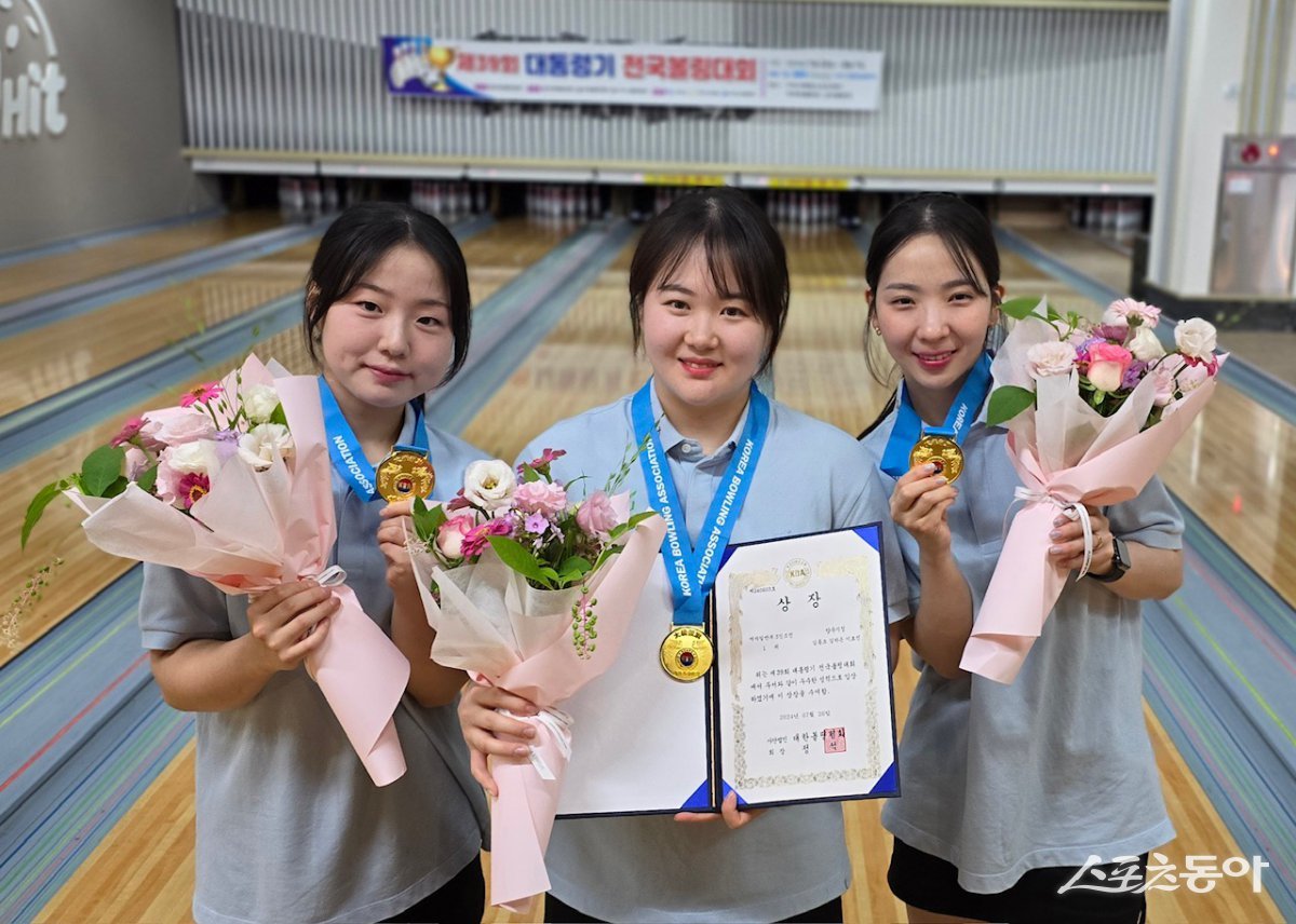 양주시가 30일 ‘대통령기 전국 볼링대회’에서 직장운동경기부 볼링부가 3인조전에서 우승을 차지하고 기념 촬영하고 있다. 사진제공ㅣ양주시