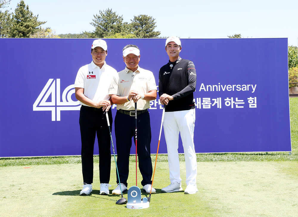 최경주(가운데)가 발달장애 프로 골퍼 이승민(왼쪽), 김한별(오른쪽)과 ‘2024 SKT 채리티 오픈’에서 함께 포즈를 취하고 있다. 사진제공｜SKT