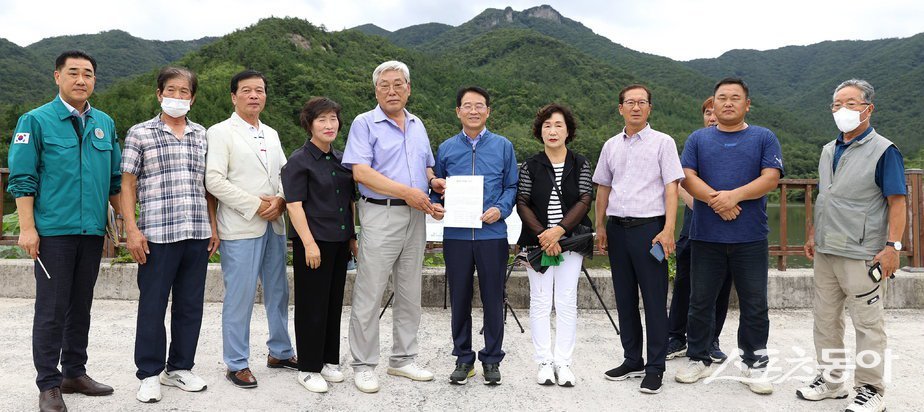 강진원 강진군수가 지난 23일, 병영면 지로리 홈골댐 사업 현장을 방문한 모습. 사진제공강진군=