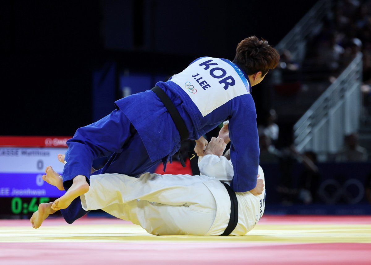 이준환(위)이 31일(한국시간) 샹드마르스아레나에서 열린 2024파리올림픽 유도 남자 81㎏급 동메달 결정전 도중 마티아스 카스를 상대로 안뒤축후리기 절반을 따내고 있다. 파리｜뉴시스