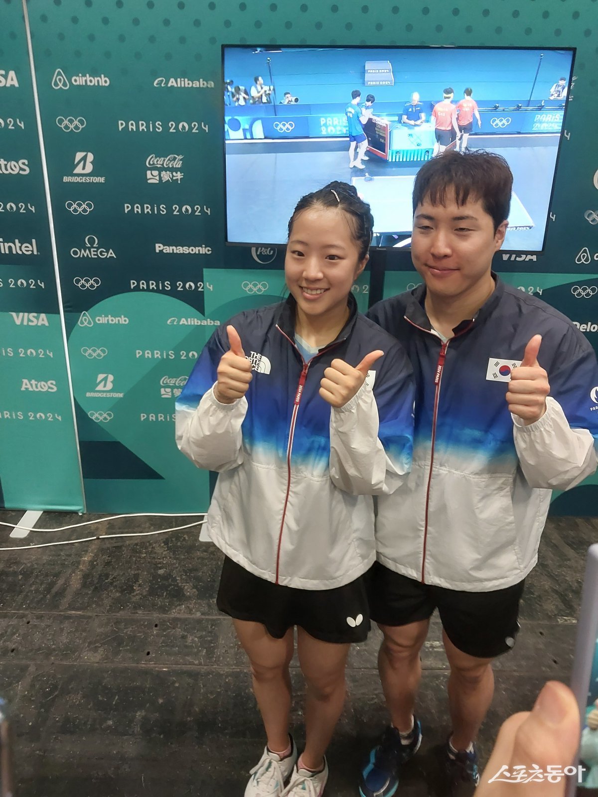 임종훈(오른쪽)-신유빈은 30일(한국시간) 사우스파리아레나에서 열린 2024파리올림픽 탁구 혼합복식 동메달 결정전에서 홍콩의 웡춘팅-두호이켐을 4-0으로 꺾고 동메달을 차지했다. 한국탁구가 12년 만에 따낸 올림픽 메달이다. 파리|권재민 기자 jmart220@donga.com