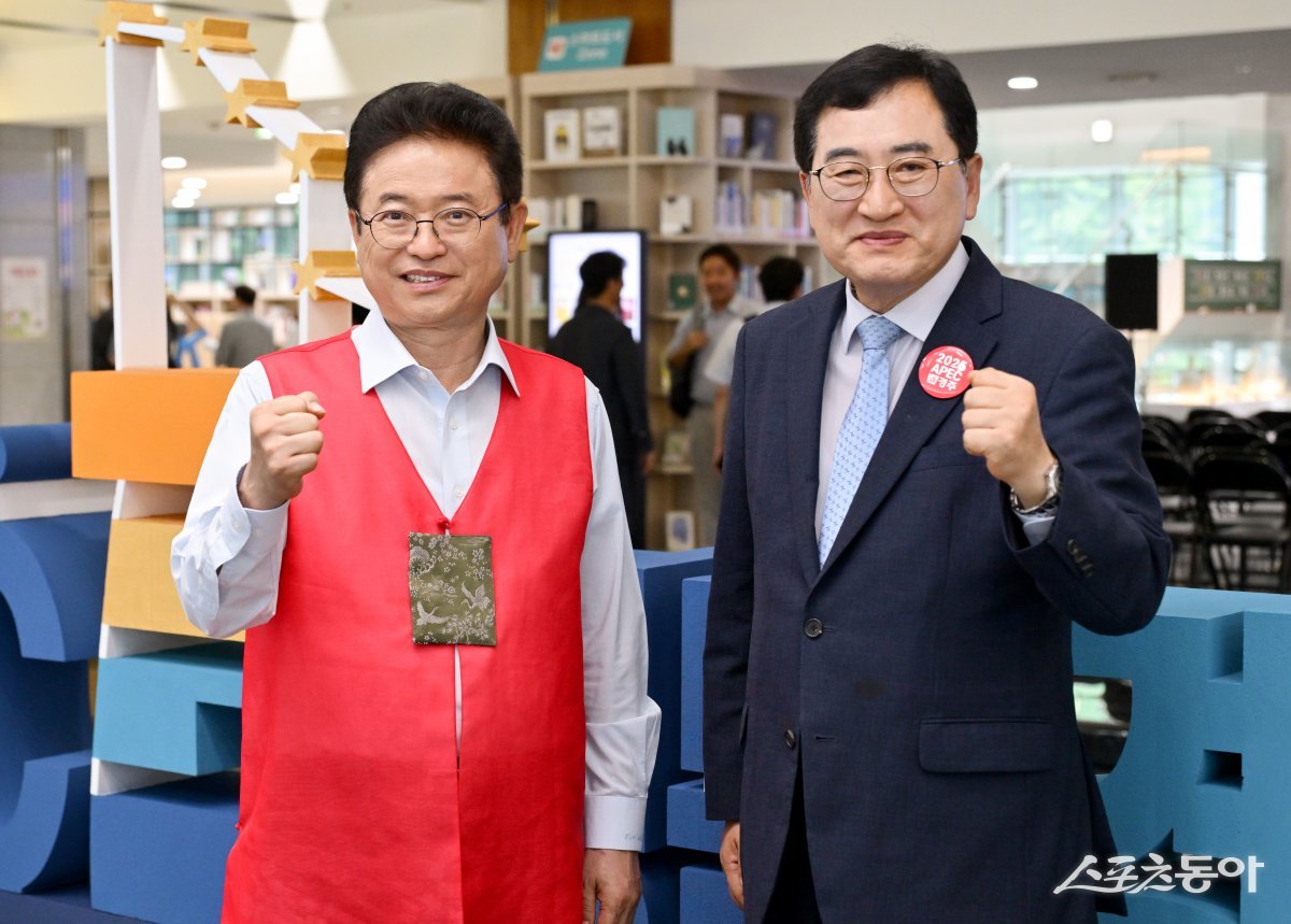 이철우 경북도지사와 주낙영 경주시장이 APEC정상회의 성공적인 개최를 위해 화이팅을 외치고 있다./사진=경북도