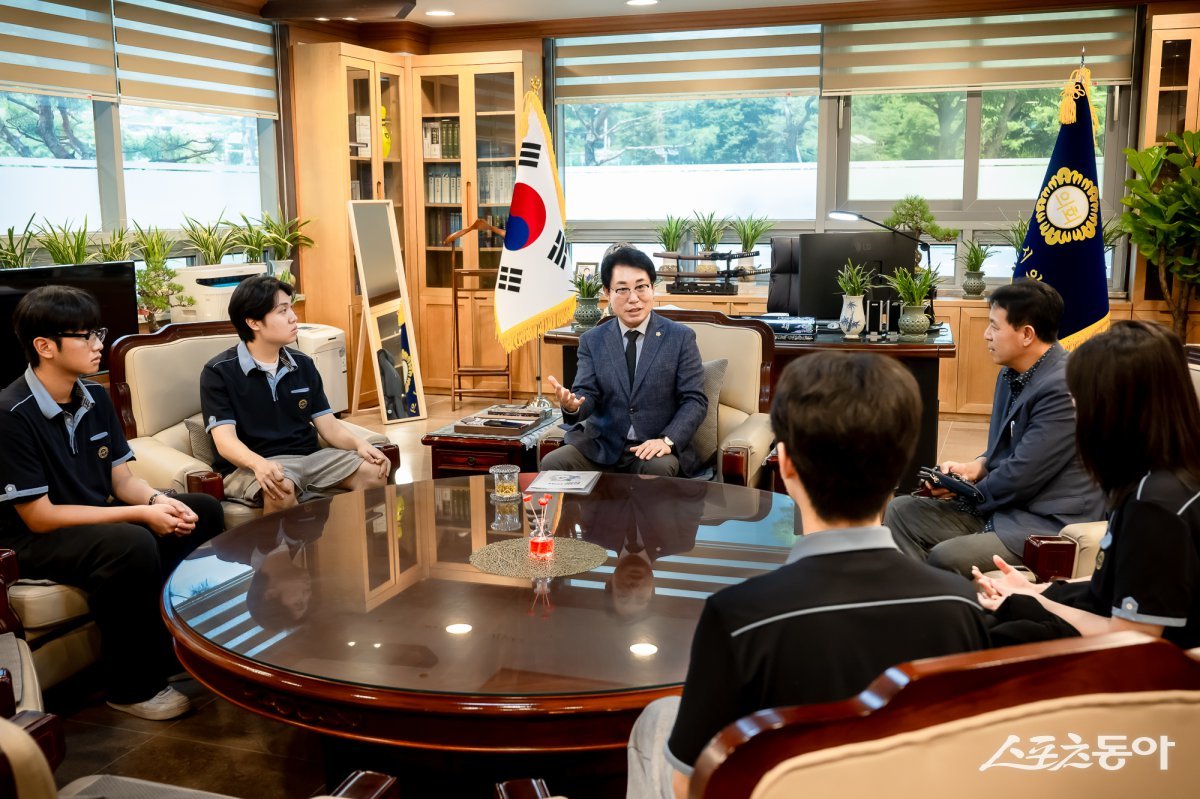 조성대 의장(윈쪽 세번째)이 지난달 31일 의장실에서 화도읍 심석고등학교 학생들을 예방을 받고 궁금증을 답변하고 있다. 사진제공ㅣ남양주시의회