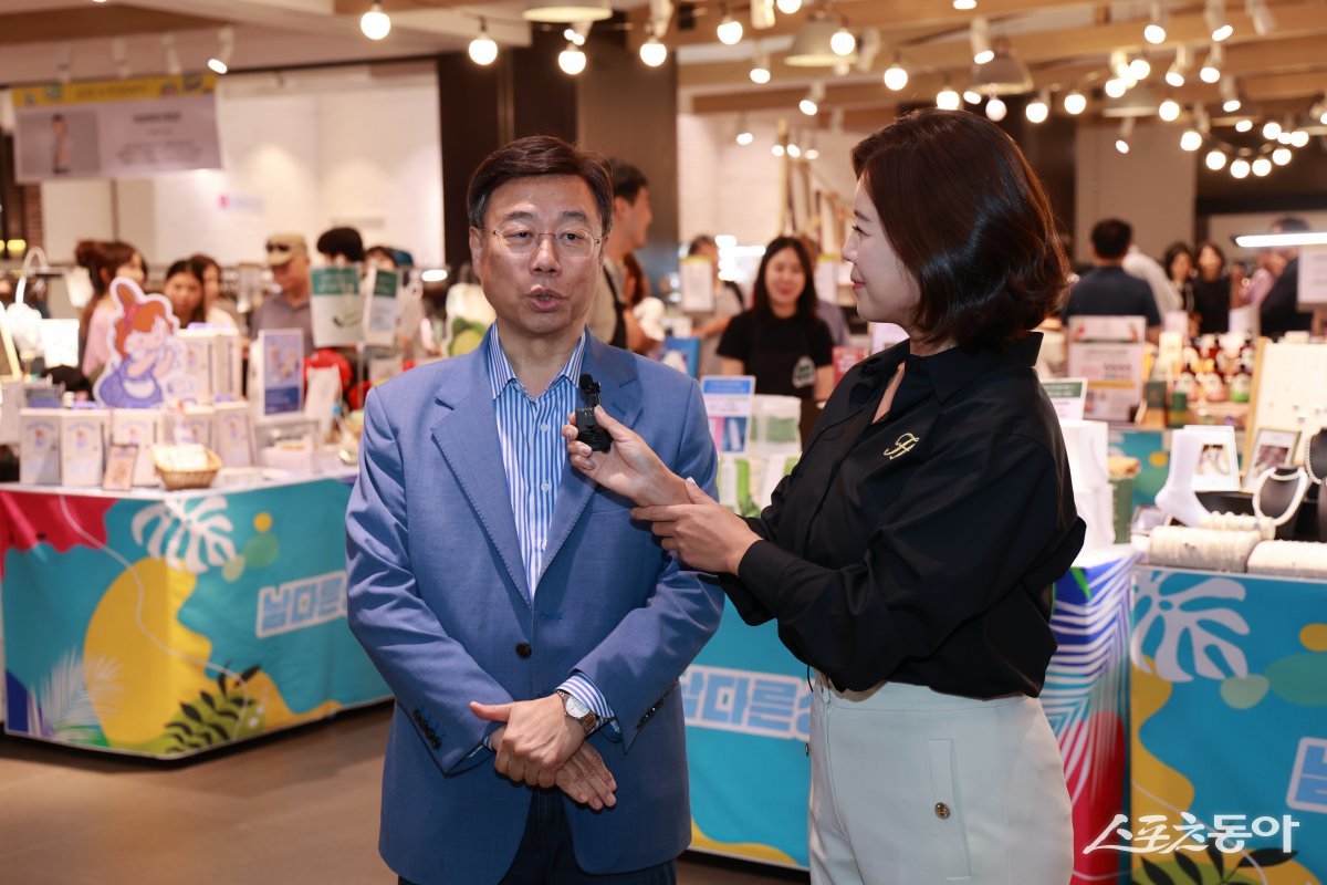 신상진 성남시장(윈쪽)이 지난달 31일 판교 현대백화점 이벤트홀에서 진행 중인 ‘남다른상점’ 행사장에 방문하고 있다. 사진제공ㅣ성남시