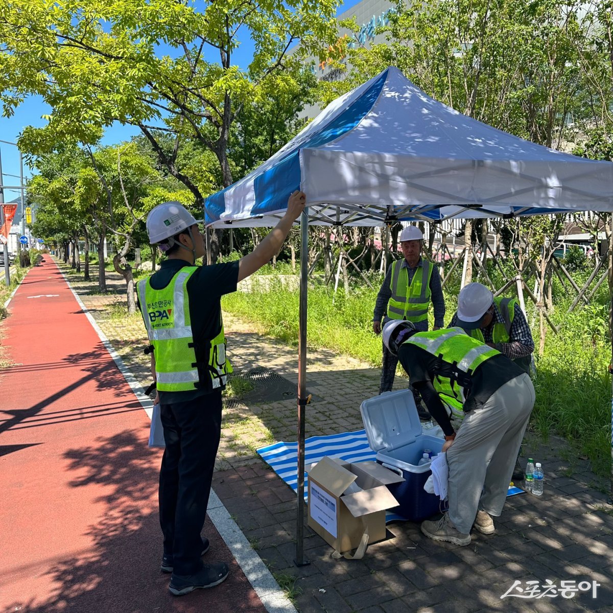 부산항만공사가 지난달 24~31일 외부 작업이 많은 북항 마리나 2단계 건립공사 등 북항 재개발 건설 현장 4곳을 대상으로 근로자 온열질환 예방을 위한 안전점검을 실시하고 있는 모습. (사진제공=부산항만공사)