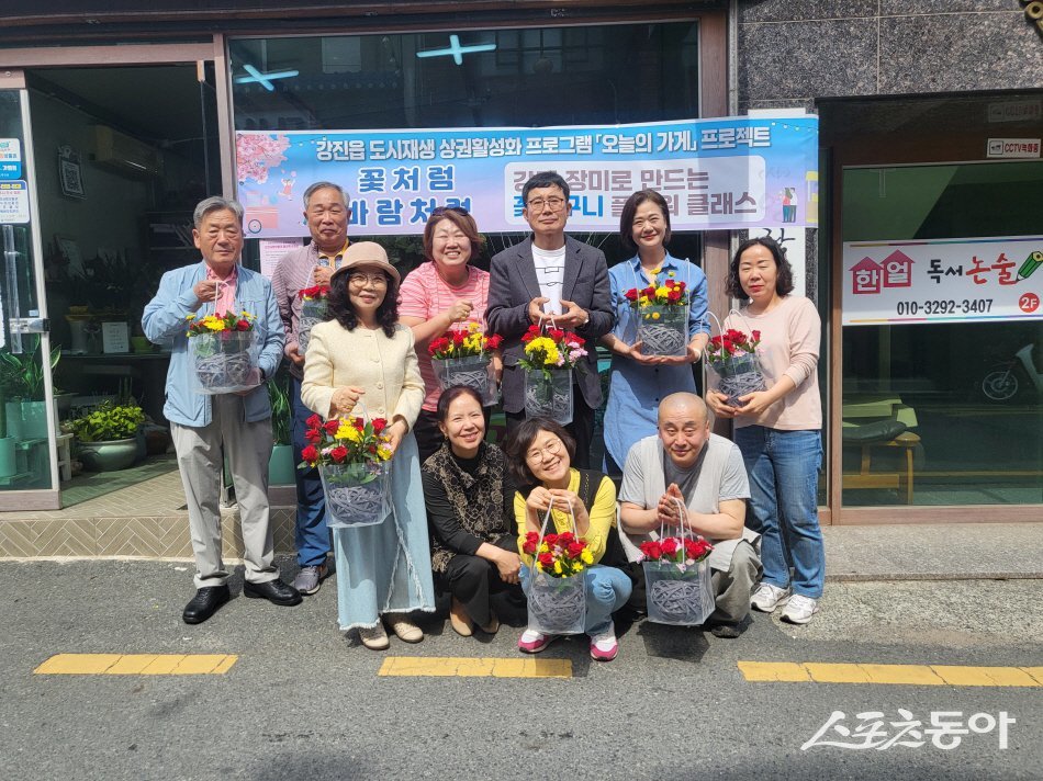 강진산 장미로 꽃바구니 만들기를 체험한 후 단체 사진을 찍고 있는 참가자들. 사진제공=강진군