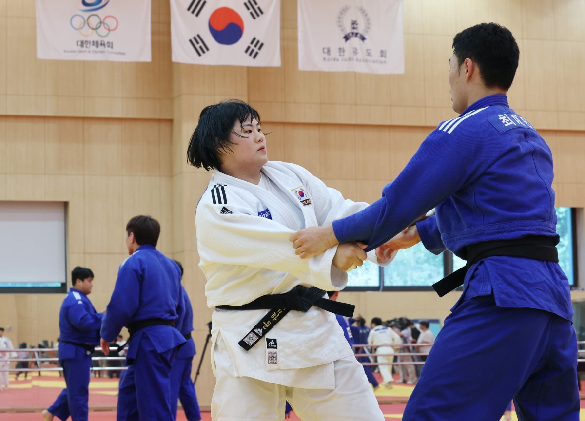 김하윤(왼쪽). 뉴시스