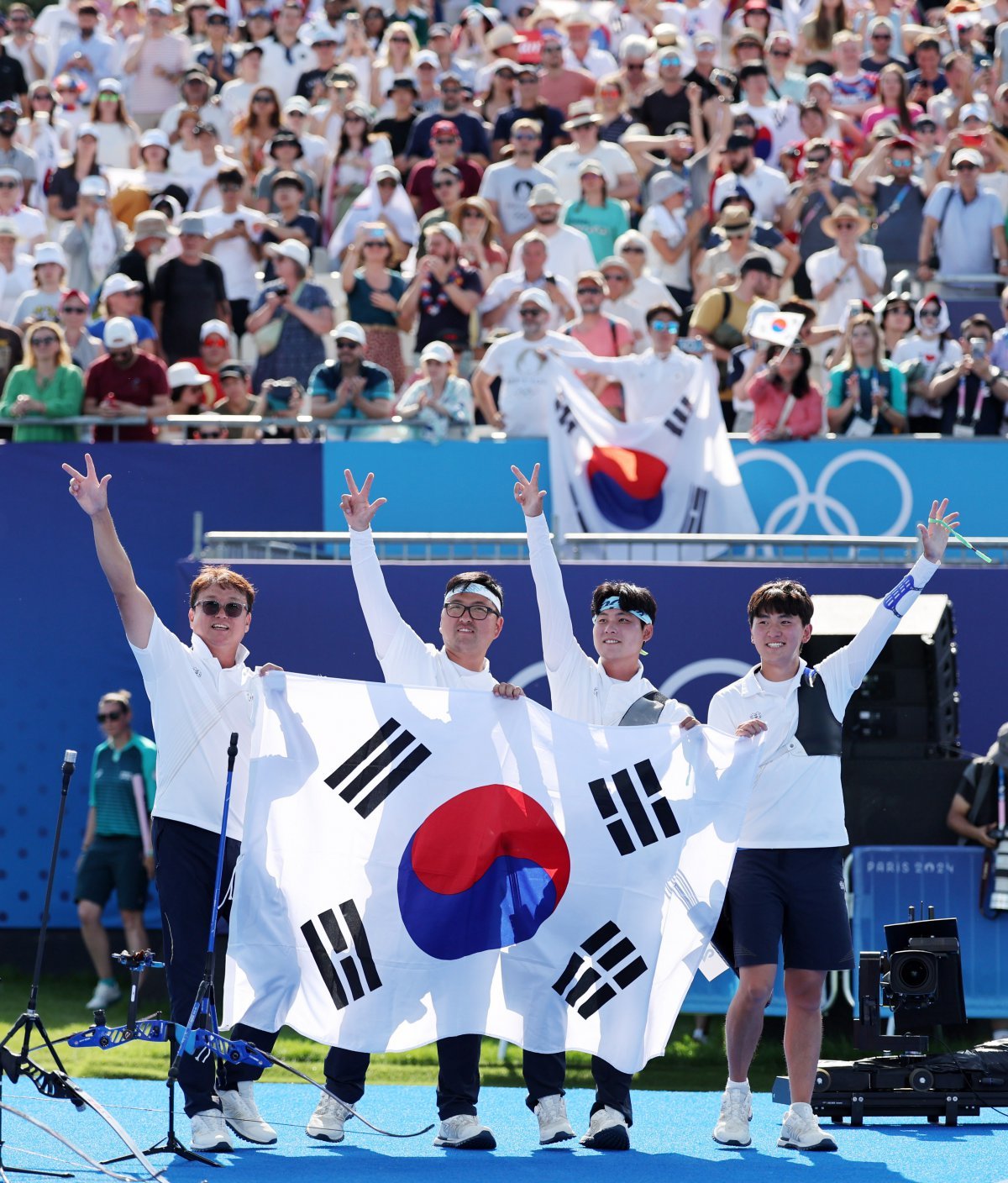 남자양궁대표팀은 지난달 30일(한국시간) 레쟁발리드양궁장에서 벌어진 2024파리올림픽 단체전 결승에서 프랑스를 세트스코어 5-1로 꺾고 우승했다. 경기 후 태극기를 들고 한국 팬들과 우승을 자축하는 모습을 본 프랑스 관중은 씁쓸한 표정으로 발걸음을 돌렸다. 파리｜뉴시스