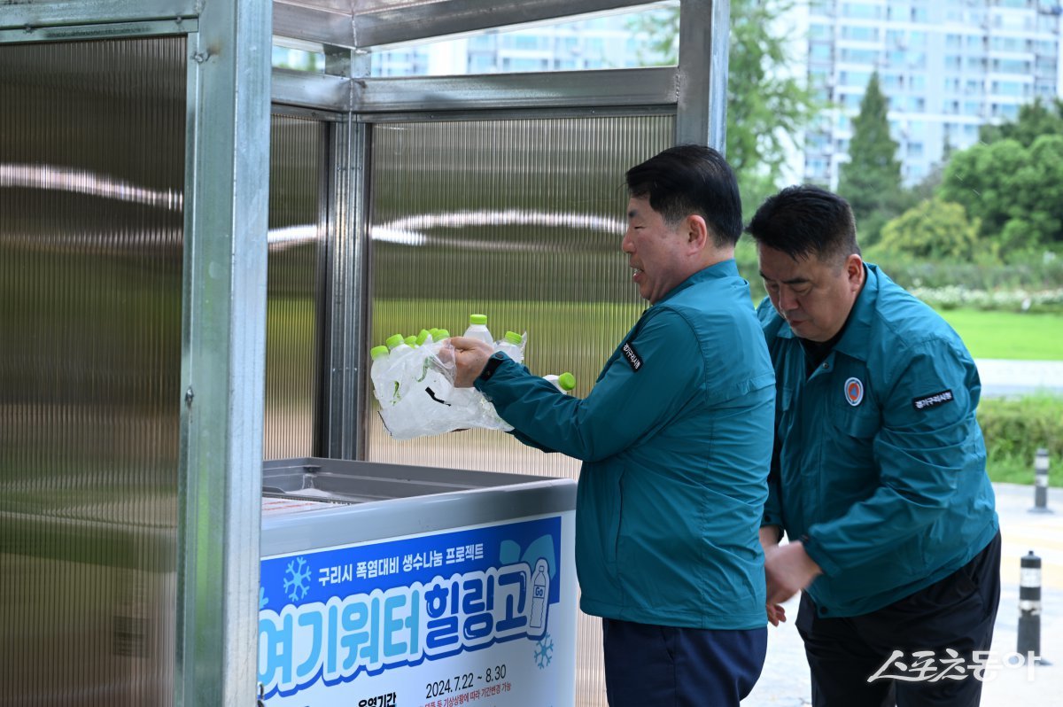 백경현 구리시장(윈쪽)이 지난 2일 힐링냉장고·그늘막 등 무더위쉼터 현장점검하고 있다. 사진제공ㅣ구리시