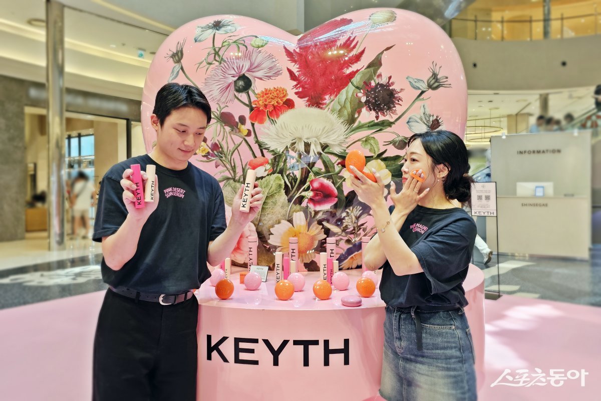 신세계 센텀시티가 오는 8일까지 백화점 1층 센텀광장에서 뷰티&라이프스타일 브랜드 ‘키스(KEYTH)’ 팝업스토어를 선보이는 가운데 직원들이 제품을 들고 기념촬영을 하고 있다. (사진제공=신세계 센텀시티)