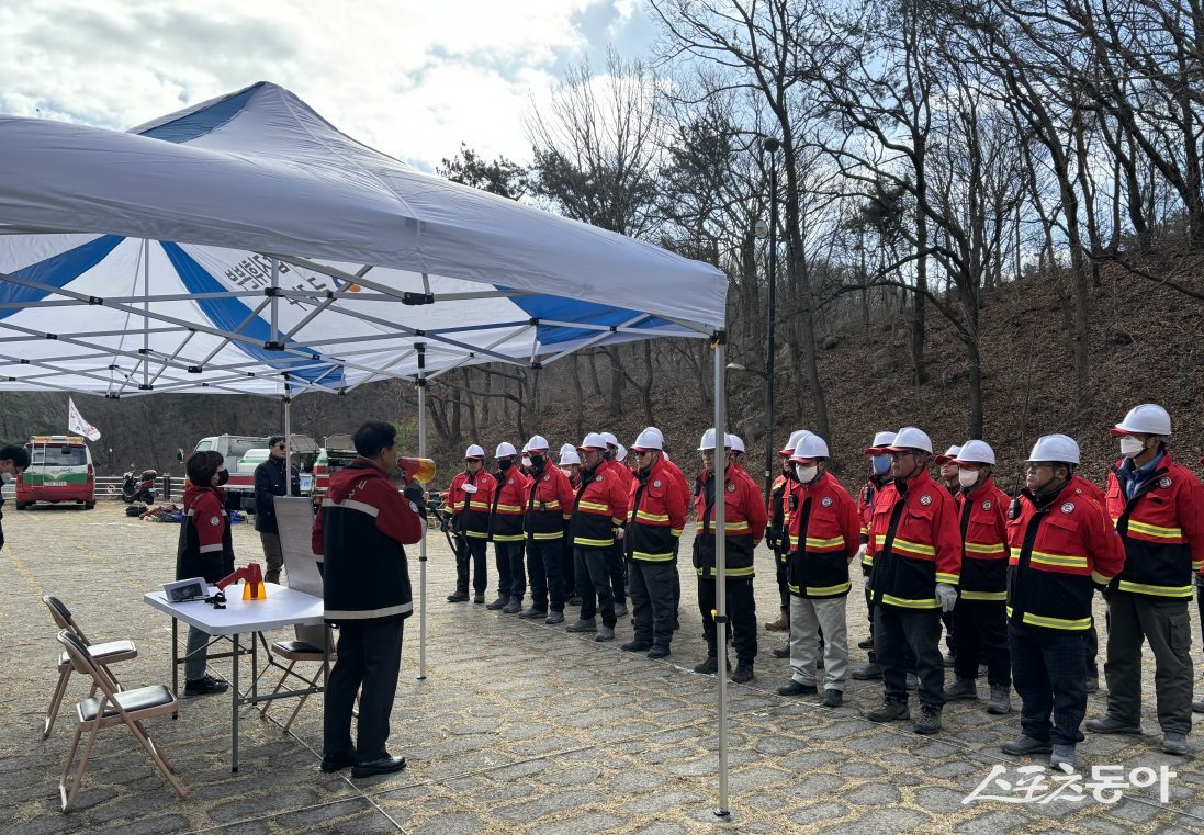 부산 금정구가 산불에 대응하기 위한 훈련을 진행하고 있다. (사진제공=부산 금정구)