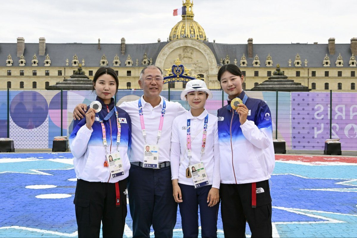 정의선 대한양궁협회장(왼쪽 2번째)이 3일(한국시간) 2024파리올림픽 양궁 여자개인전 시상식 후 남수현(왼쪽 끝), 전훈영(왼쪽 3번째), 임시현과 기념 촬영을 하고 있다. 한국양궁의 든든한 후원자인 정 회장은 한국의 이번 올림픽 전 종목 석권을 뿌듯하게 바라봤다. 사진제공｜대한양궁협회