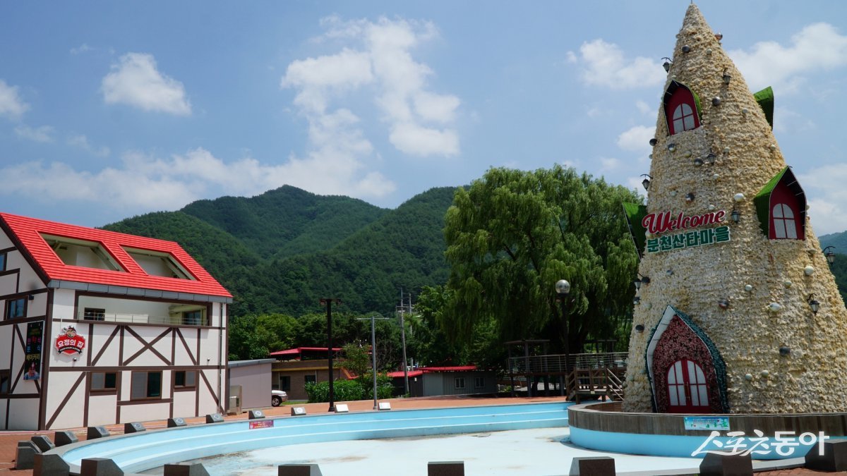 봉화 분천산타마을 전경. 핀란드 로바니에미에서 아이디어를 얻어 조성한 마을로 시골 간이역을 중심으로 산타클로스 테마구역을 조성해 화제가 된 곳이다       봉화·영주｜김재범 기자 oldfield@donga.com