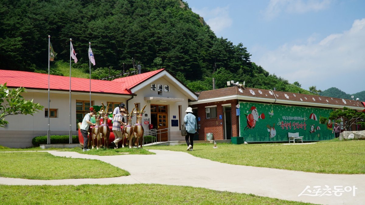 분천역 앞에 조성한 산타클로스 조형물. 옆의 건물은 분천역 우체국으로 내부도 크리스마스 분위기로 꾸며져 있다 봉화·영주｜김재범 기자 oldfield@donga.com