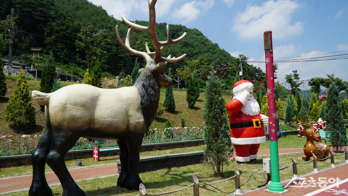 분천역 주변에 있는 산타클로스와 순록 조형물. 앞에 붉은 코 사슴 루돌프 의 모습도 보인다                                                 봉화·영주｜김재범 기자 oldfield@donga.com