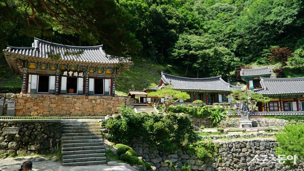 아담하지만 봉황산 산자락에 곱게 자리한 청량사 전경. 왼쪽 전각이  약사여래불을 모신 유리보전으로 현판은 고려 공민왕의 글씨라고 한다                                                                         봉화·영주｜김재범 기자 oldfield@donga.com