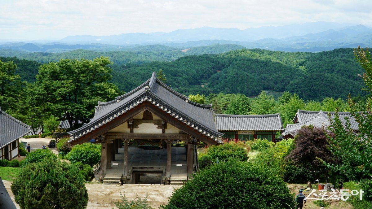 영주 부석사 무량수전 앞에서 내려다 본 전경. 동쪽의 문수산, 남쪽의 학가산, 서쪽의 소백산맥이 휘어드는 거대안 울타리 안에 부석사가 았는 봉황산이 자리하고 있어 명당으로 꼽힌다.                                                                                       봉화·영주｜김재범 기자 oldfield@donga.com