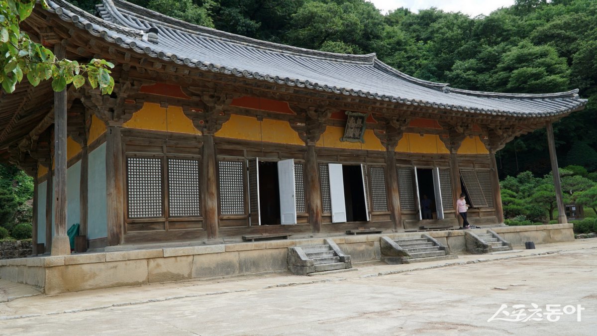 영주 부석사를 대표하는 건축물인 무량수전. 국보로 우리나라에서 가장 오래된 목조건물이다. 최순우 선생의 한국미 기행 ‘무량수전 배흘림기둥에 기대어 서서’로 우리에게 무척 친숙하다                                                                                 봉화·영주｜김재범 기자 oldfield@donga.com