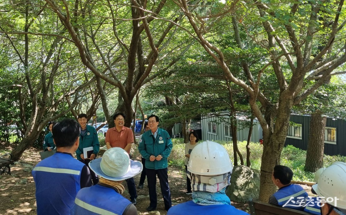 부산 영도구가 폭염 대비 건설현장 점검 실시한 가운데 김기재 구청장(가운데)이 목장원 인근 임도입구·영선2지구, 보건고등학교 안전통학로 건설 현장을 방문해 점검하고 있다. (사진제공=부산 영도구)