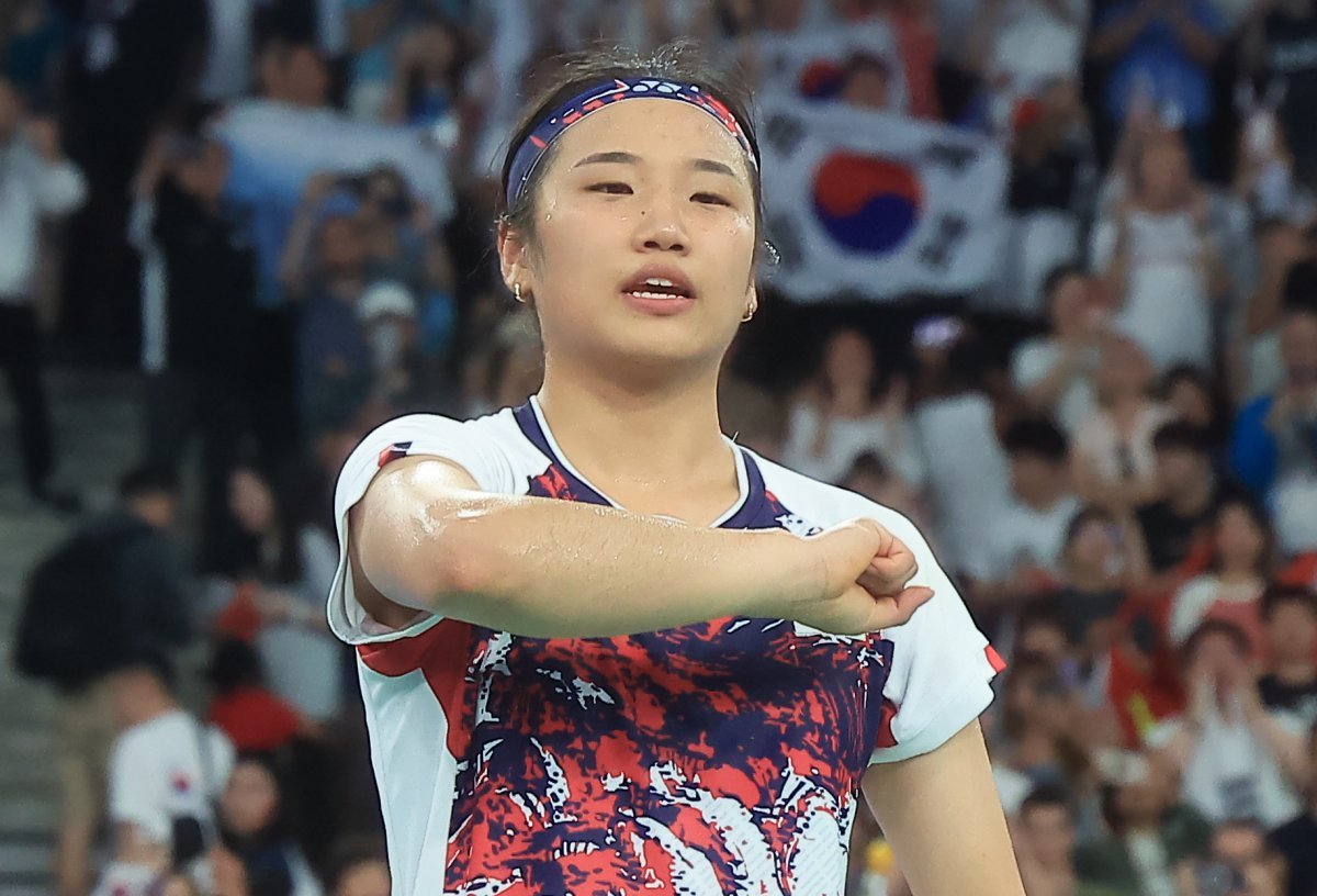 대한민국 배드민턴 대표팀 안세영이 5일 오후(한국시간) 프랑스 파리 라 샤펠 아레나에서 열린 2024 파리올림픽 배드민턴 여자 단식 결승 중국의 허빙자오 선수와의 경기에서 금메달을 확정 지은 후 기뻐하고 있다. 2024.8.5/뉴스1