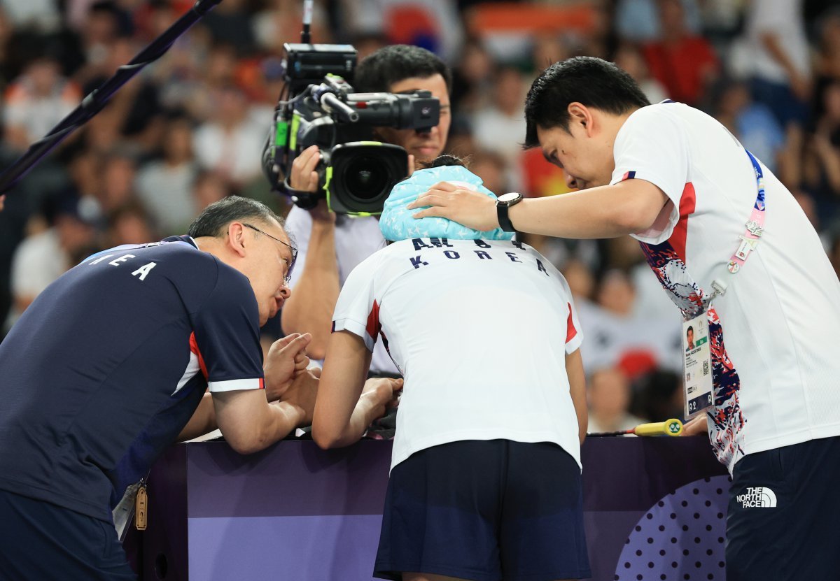 대한민국 배드민턴 대표팀 안세영이 5일 오후(한국시간) 프랑스 파리 라 샤펠 아레나에서 열린 2024 파리올림픽 배드민턴 여자 단식 결승 중국의 허빙자오 선수와의 경기에서 김학균 감독의 작전을 듣고 있다. 2024.8.5/뉴스1