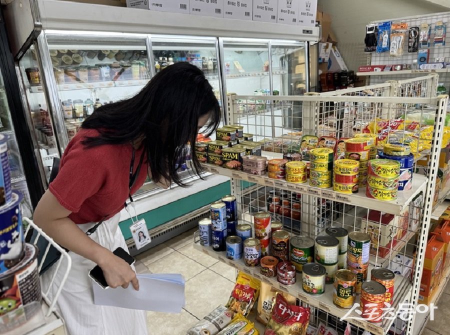 인천시 소규모 식품 판매업소에 대한 집중적인 위생 점검 모습. 사진제공｜인천시청