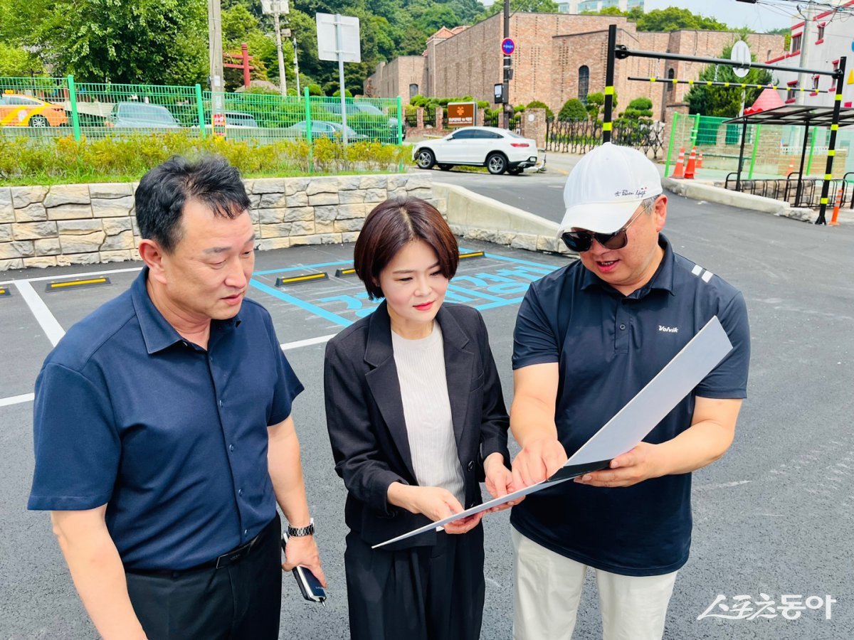 김민숙 의원(가운데)이 5일 고양향교 앞 공영주차장(고양동 266)을 찾아 공영주차장을 확인하고 있다. 사진제공ㅣ고양시의회 