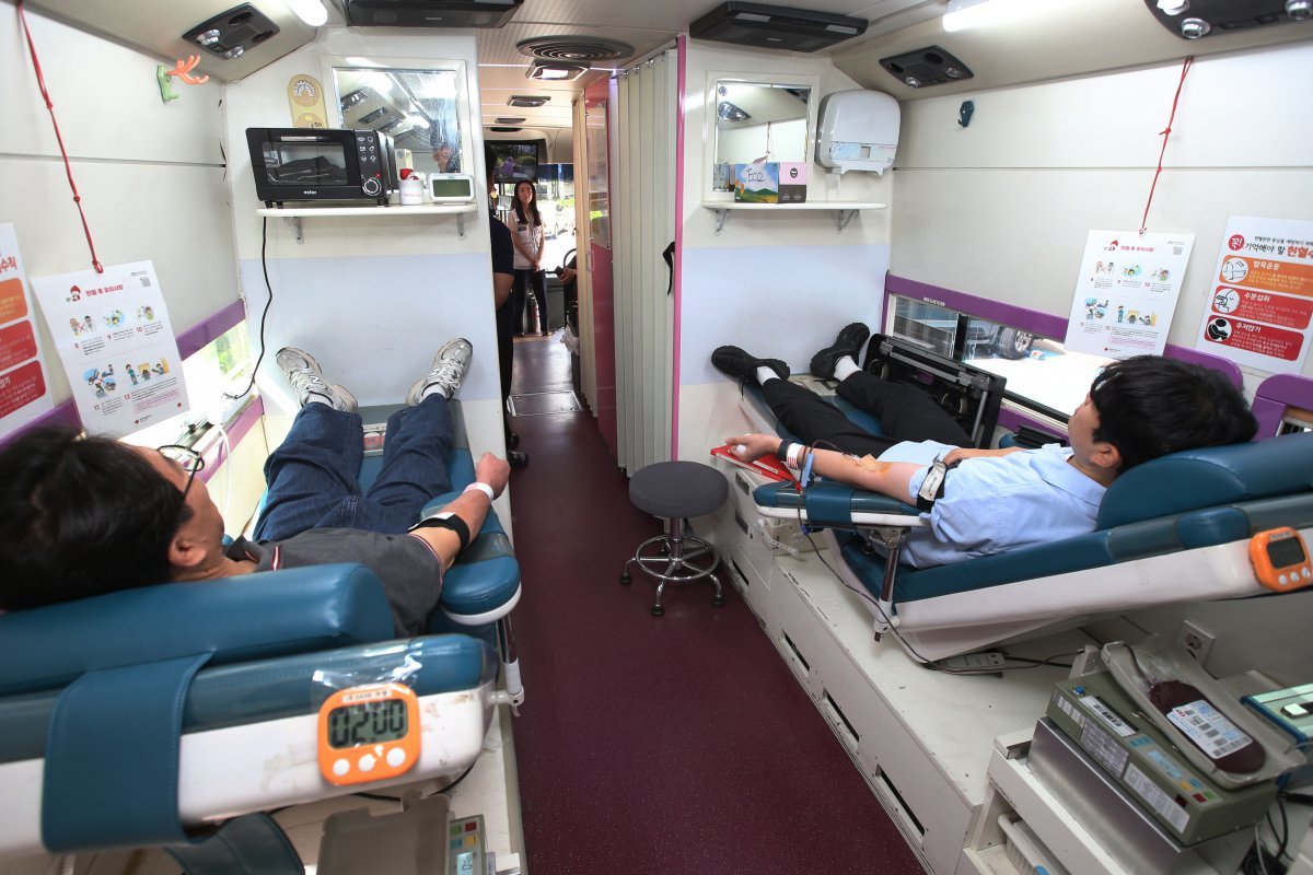 경륜경정총괄본부 임직원들이 단체 헌혈을 실시하고 있다                                                    사진제공｜국민체육진흥공단