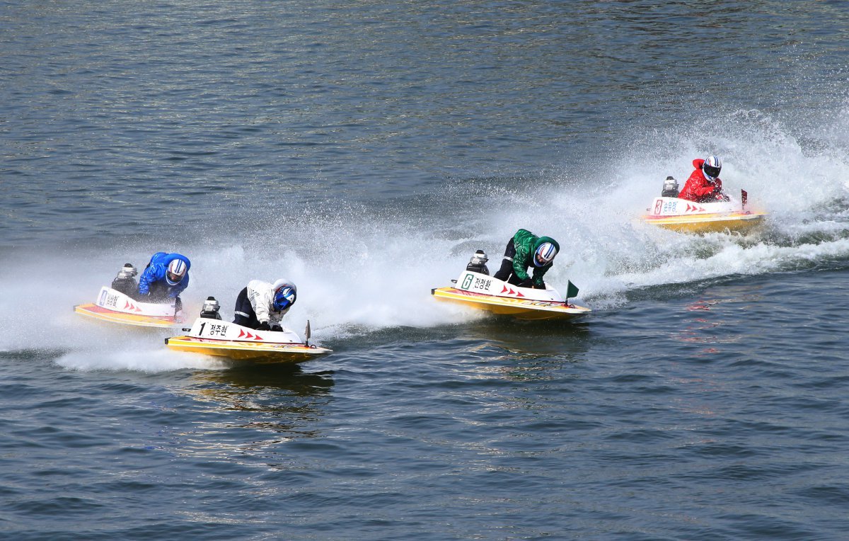 미사리경정장에 출전한 선수들이 선두권 진입을 위해 경합을 벌이고 있다 사진제공|국민체육진흥공단