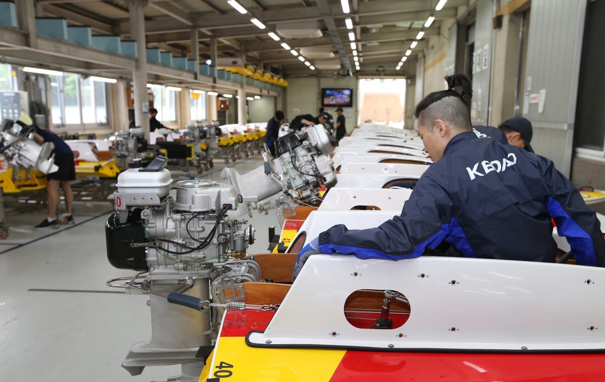 미사리 경정장에서 선수들이 모터보트를 정비하고 있다 사진제공|국민체육진흥공단