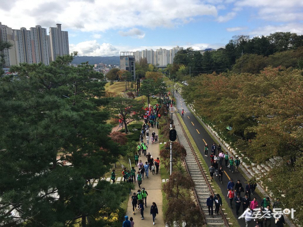 포항시민들이 포항 도심을 관통하는 철길숲을 걷고 있다./사진=포항시