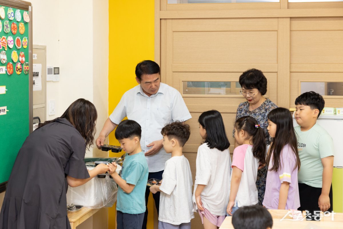 학생들에게 도시락을 나눠주고 있는 이정선 광주시교육감. 사진제공=광주시교육청